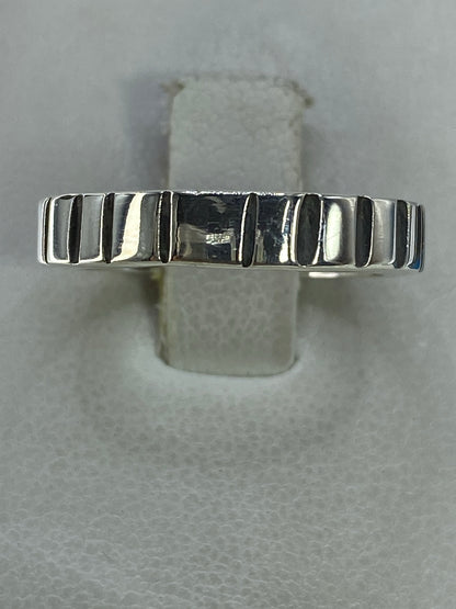Anillo de plata con eslabones geométricos pulidos en la mano