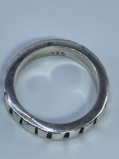 Anillo sobre fondo blanco con el Quinto 925 visible