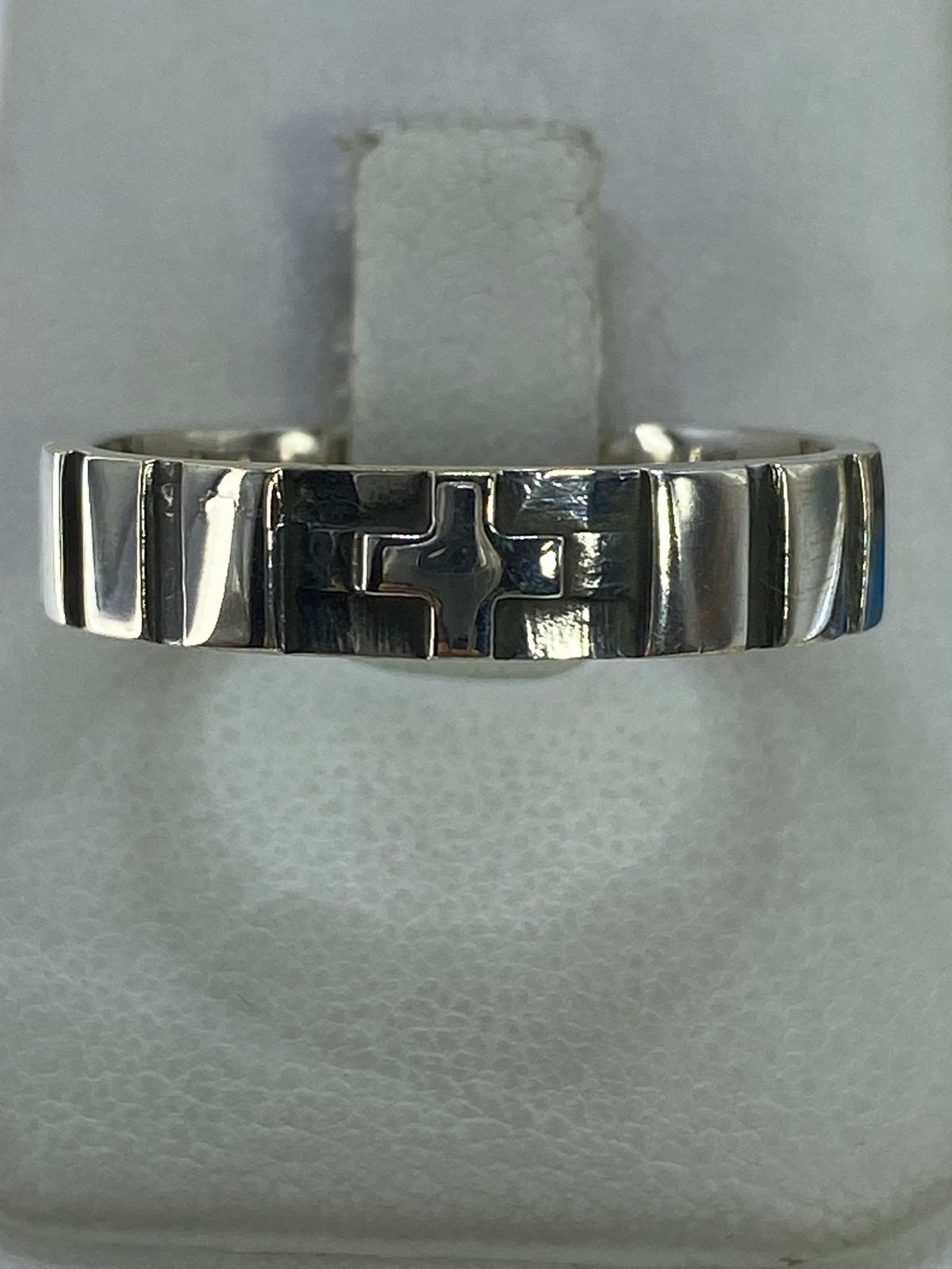 Anillo de plata 925 con cruz minimalista en relieve, vista frontal