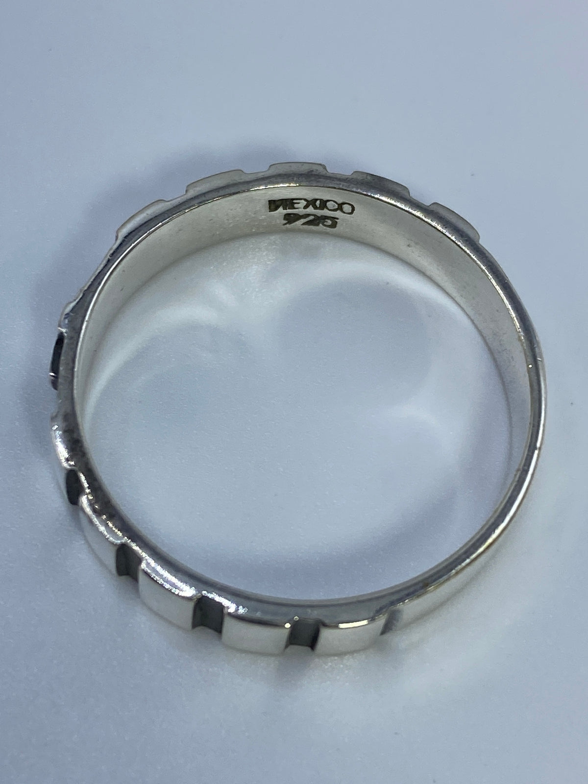 Anillo sobre fondo blanco, vista frontal de la banda