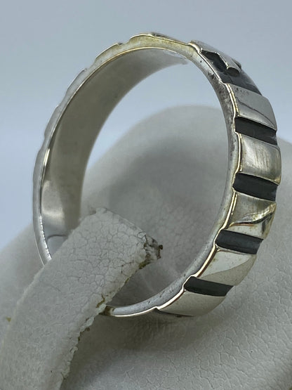 Anillo puesto en dedo mostrando comodidad y acabado brillante