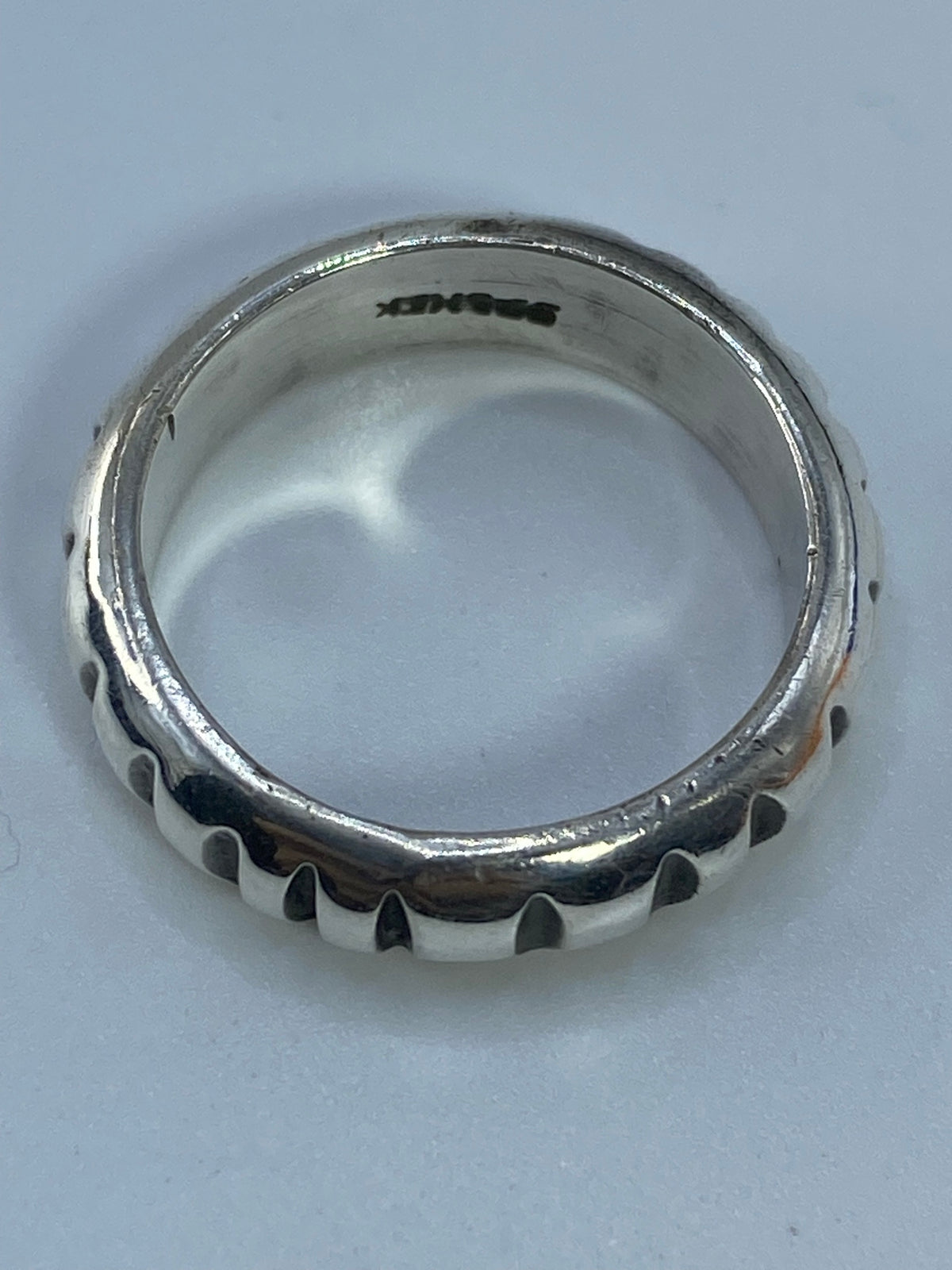 Anillo puesto en mano de hombre mostrando diseño minimalista unisex