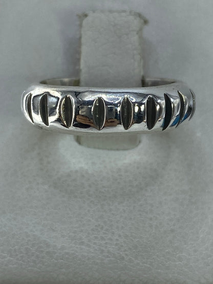 Anillo de plata 925 con líneas geométricas en relieve, vista frontal