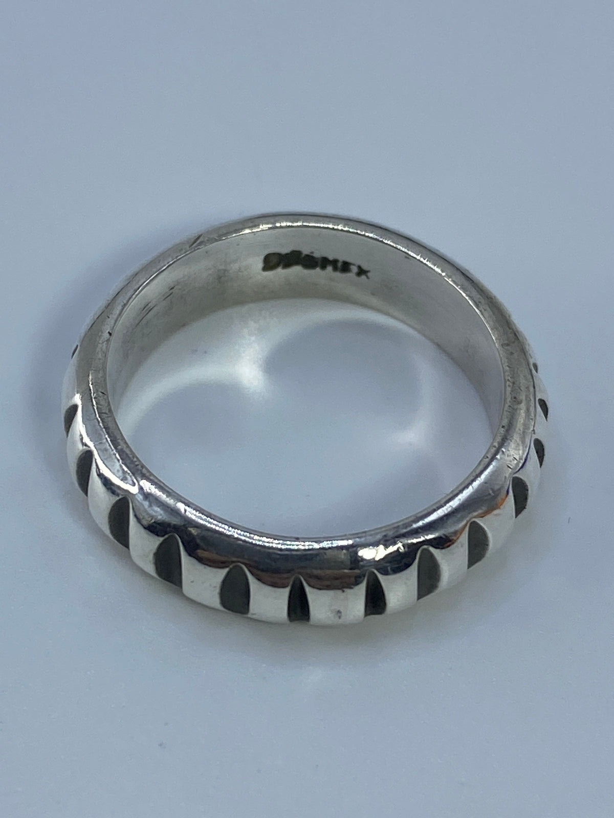 Anillo en la mano de una persona, mostrando el brillo de la plata 925