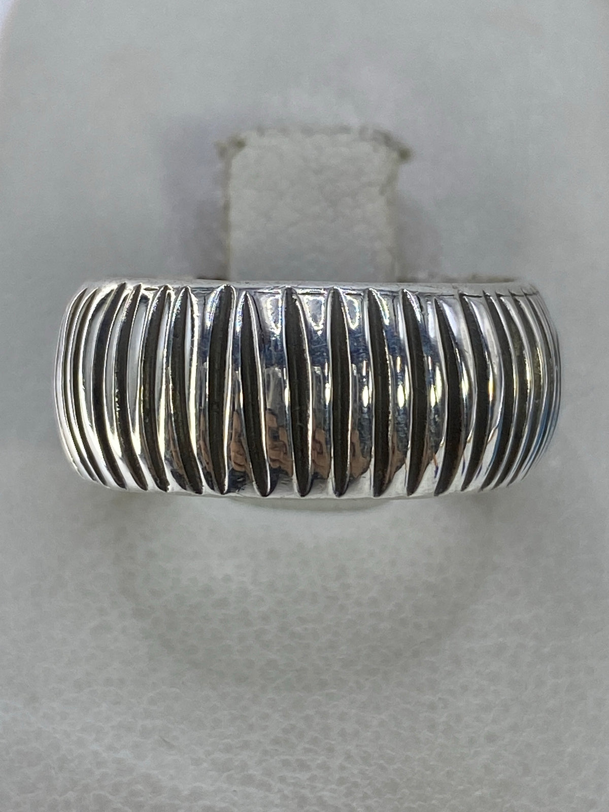 Anillo de plata bandas acanaladas visto desde arriba en tono espejo y satinado