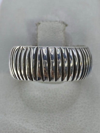 Anillo de plata bandas acanaladas visto desde arriba en tono espejo y satinado