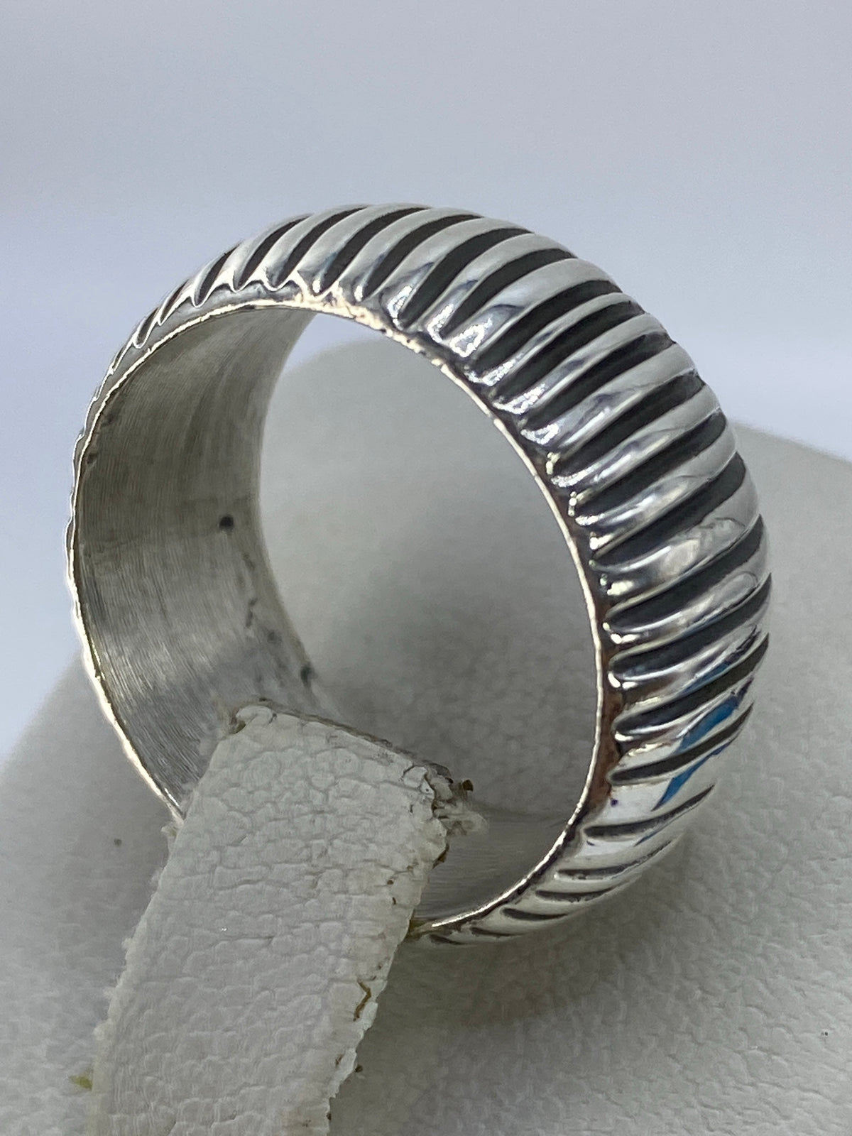Anillo puesto en dedo mostrando las acanaladuras bajo la luz natural