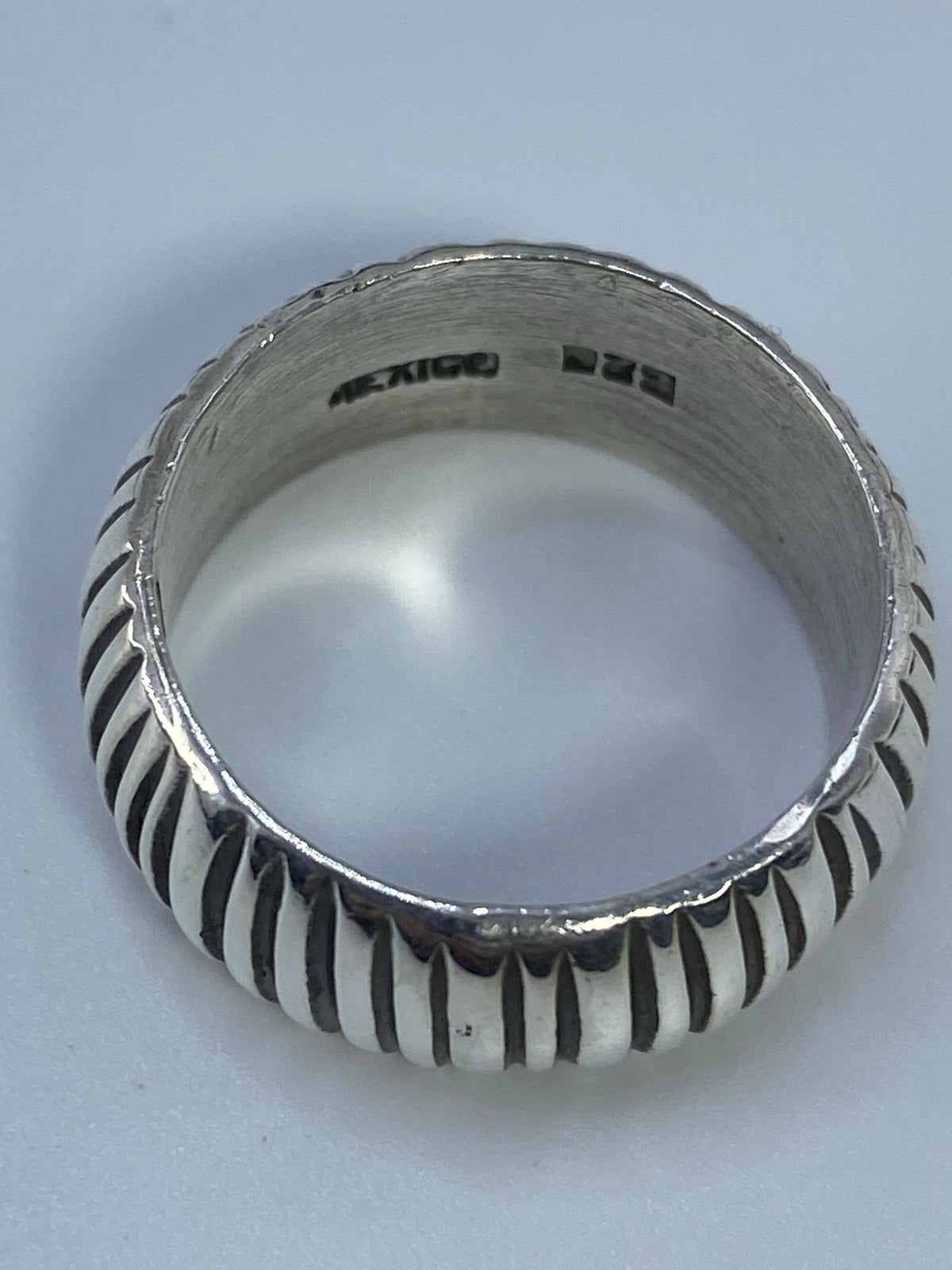 Detalle de la marca México y Quinto 925 al interior del anillo