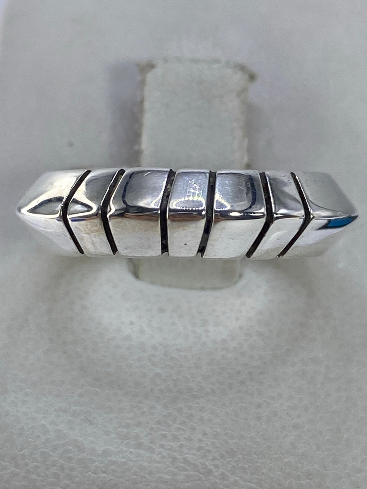Anillo de plata 925 con diseño geométrico en volumen, visto desde arriba