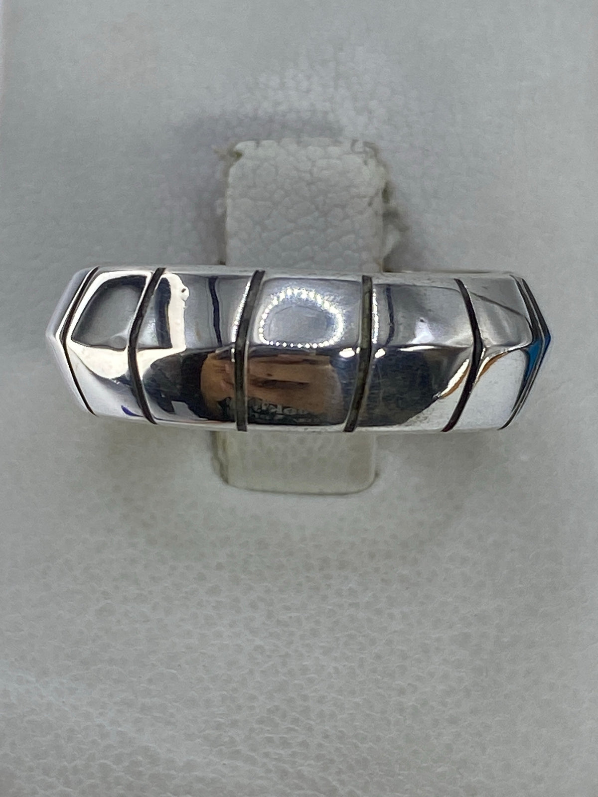Anillo de plata segmentado pulido, vista superior en detalle de las bandas cilíndricas