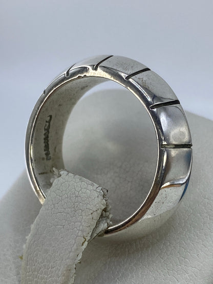Vista lateral del anillo segmentado en plata, mostrando el espesor y el acabado pulido