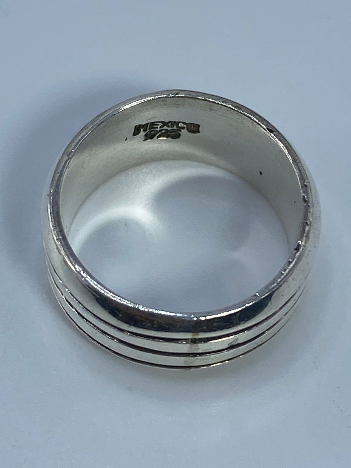 Reverso del anillo mostrando el sello 925 de Quinto