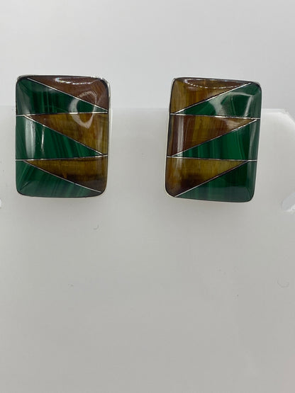 Detalle del engaste de malaquita y ojo de tigre en plata 925