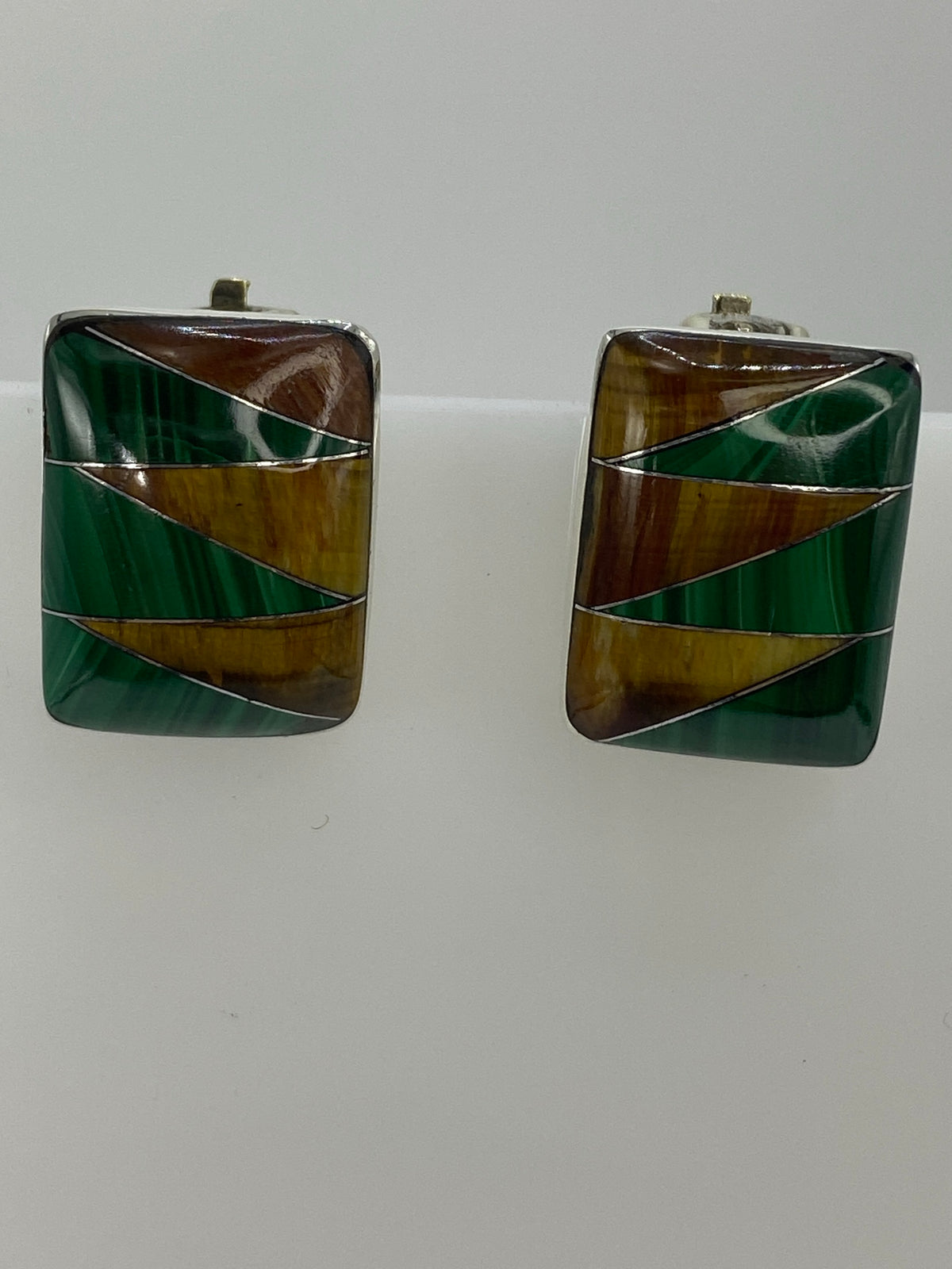 Aretes medidos con regla: 2 cm de largo x 1.5 cm de ancho