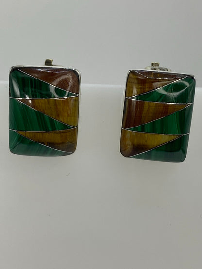 Aretes medidos con regla: 2 cm de largo x 1.5 cm de ancho