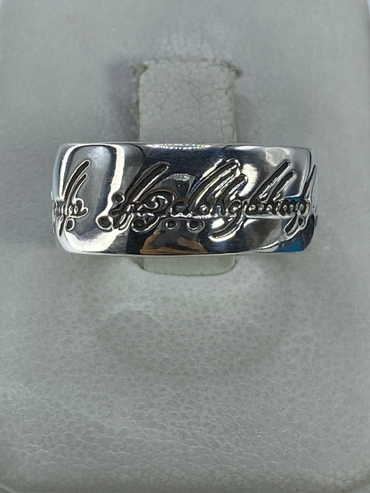 Anillo de plata 925 con banda grabada, vista frontal sobre fondo gris
