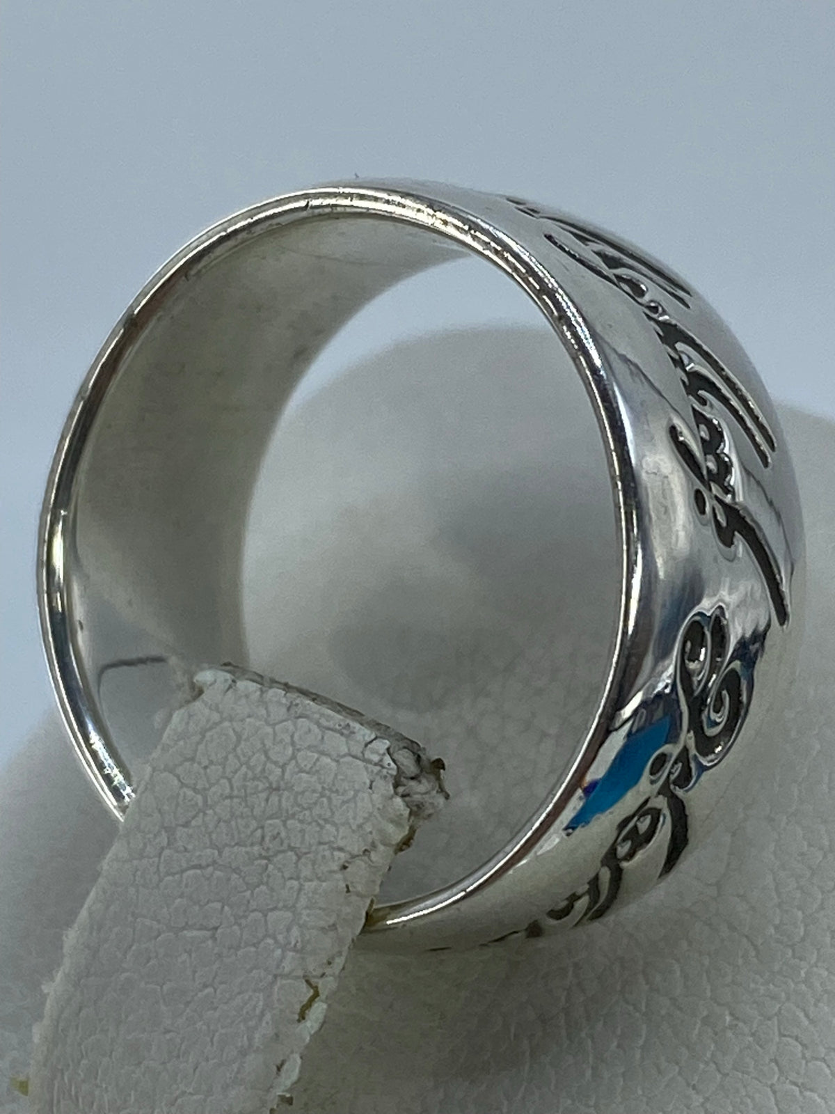 Anillo puesto en el dedo, mostrando el pulido espejo y el Quinto 925