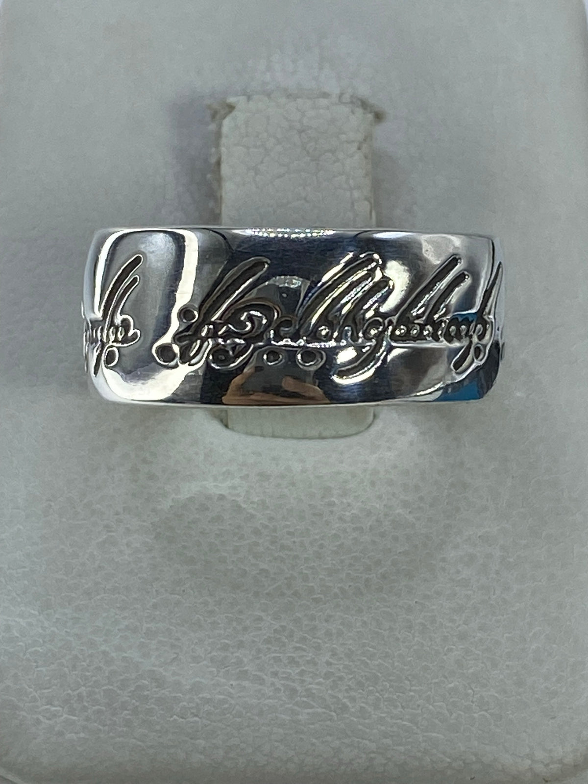 Anillo de plata banda escultural con relieve decorativo visto desde arriba
