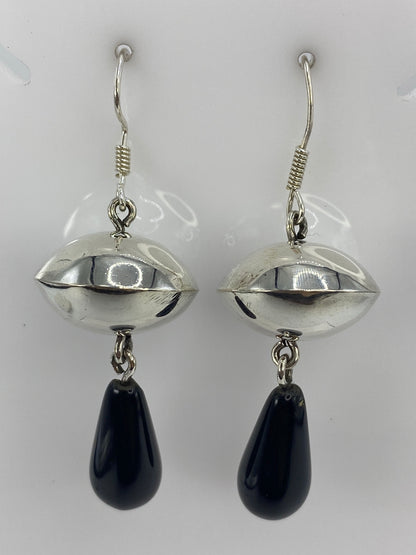 Par de aretes de plata con ónix negro en diseño esfera, largo 6 cm, visto de frente
