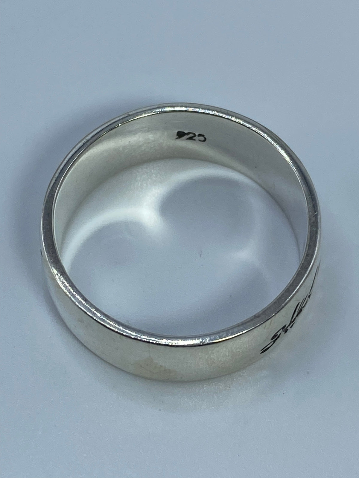 Anillo sobre fondo blanco exhibiendo el Quinto 925 en el interior