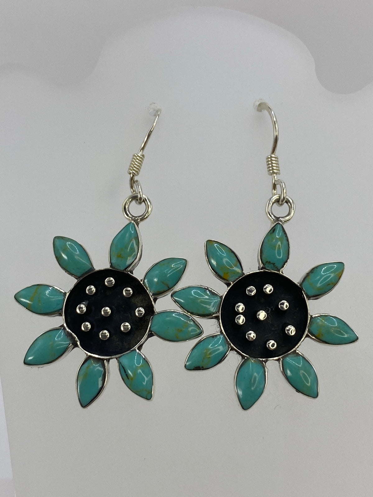 Par de aretes de plata con turquesa azul cielo en forma de flor con centro negro