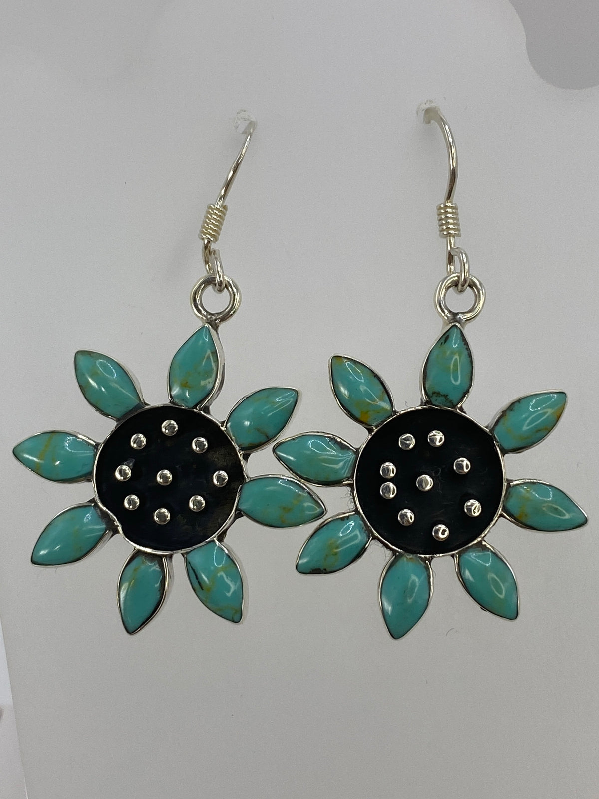 Detalle del engaste de turquesa azul en plata pulida — aretes del par
