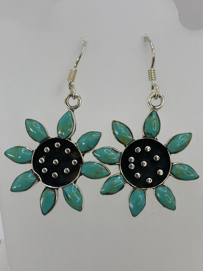 Detalle del engaste de turquesa azul en plata pulida — aretes del par