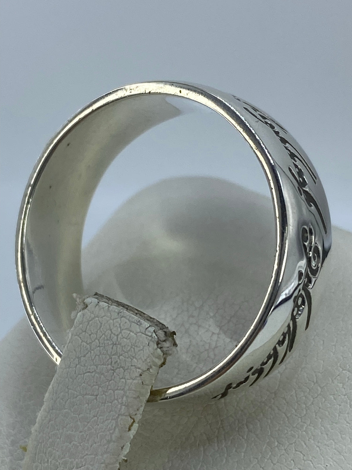 Anillo de plata en talla 12 sobre fondo blanco, mostrando el Quinto 925