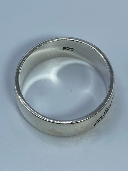 Anillo de plata macizo en uso en la mano, demostrando el brillo y solidez