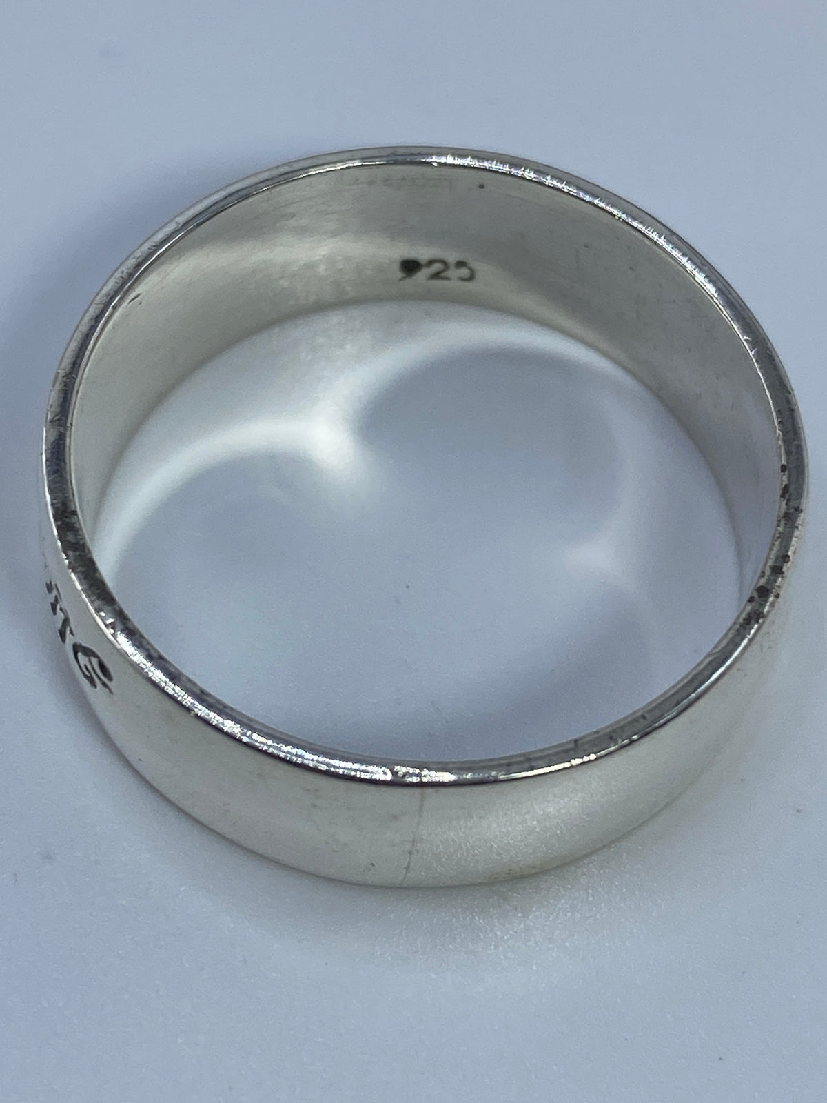 Anillo en báscula de precisión indicando peso de 8.37 gramos