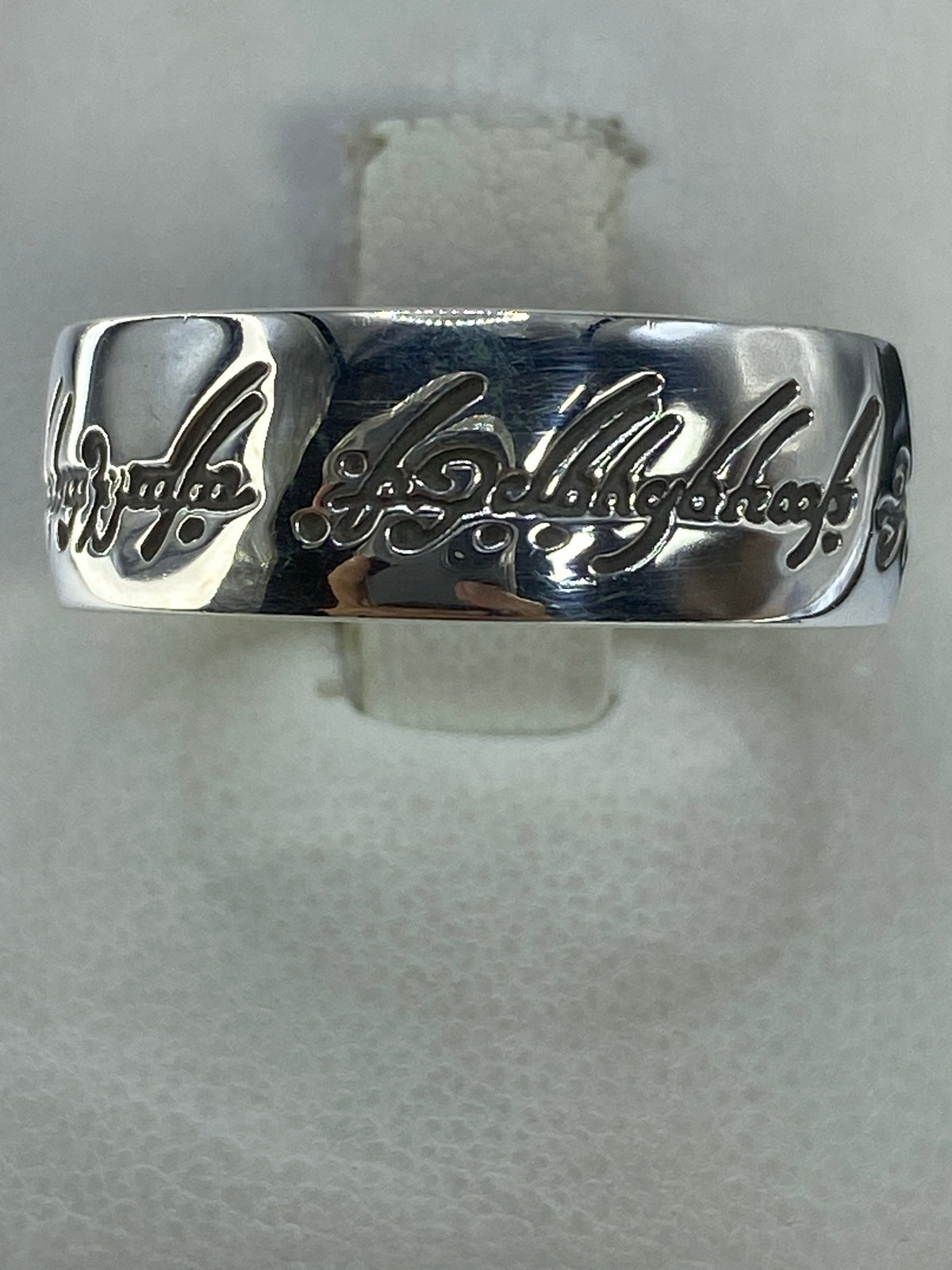 Anillo de plata 925 con letras en relieve profundo visto desde arriba