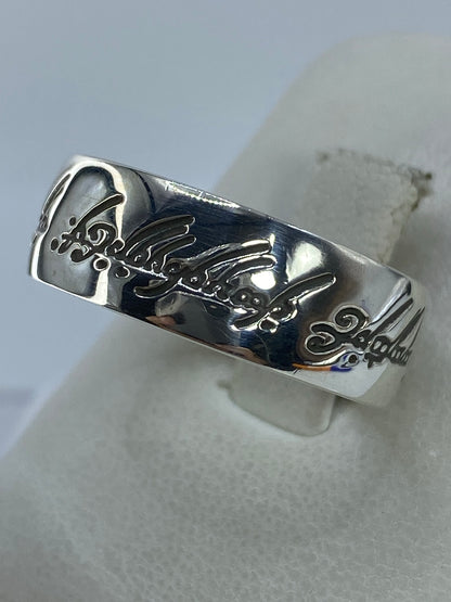Anillo en relieve lateral mostrando la profundidad del diseño y el brillo pulido