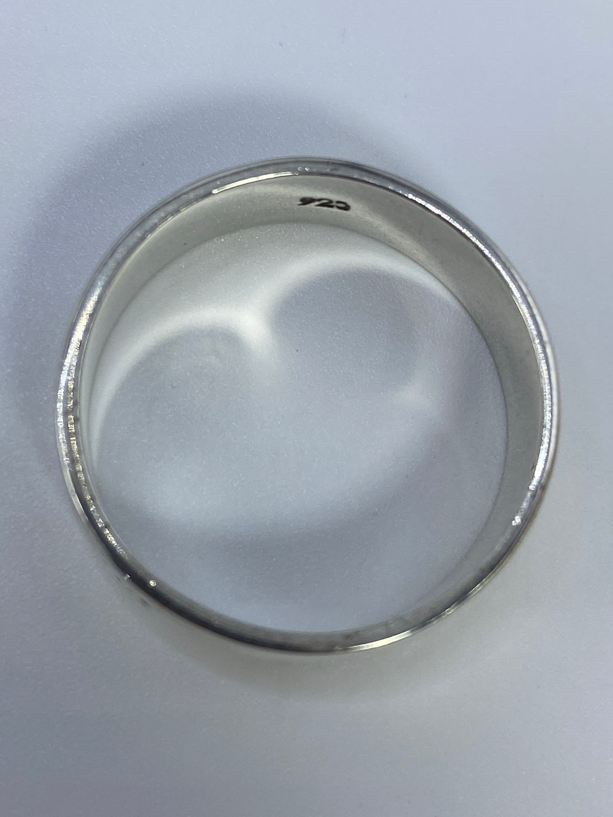 Anillo en la mano mostrando cómo luce puesto y el acabado brillante