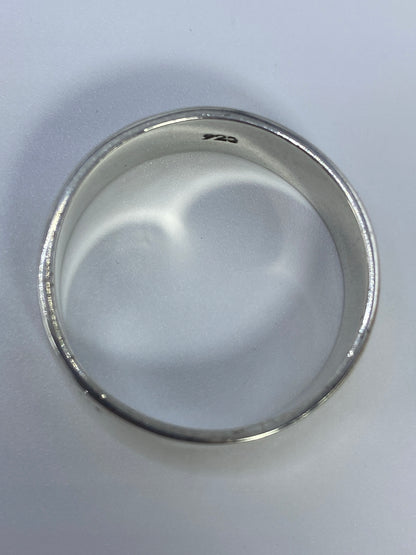 Anillo en la mano mostrando cómo luce puesto y el acabado brillante