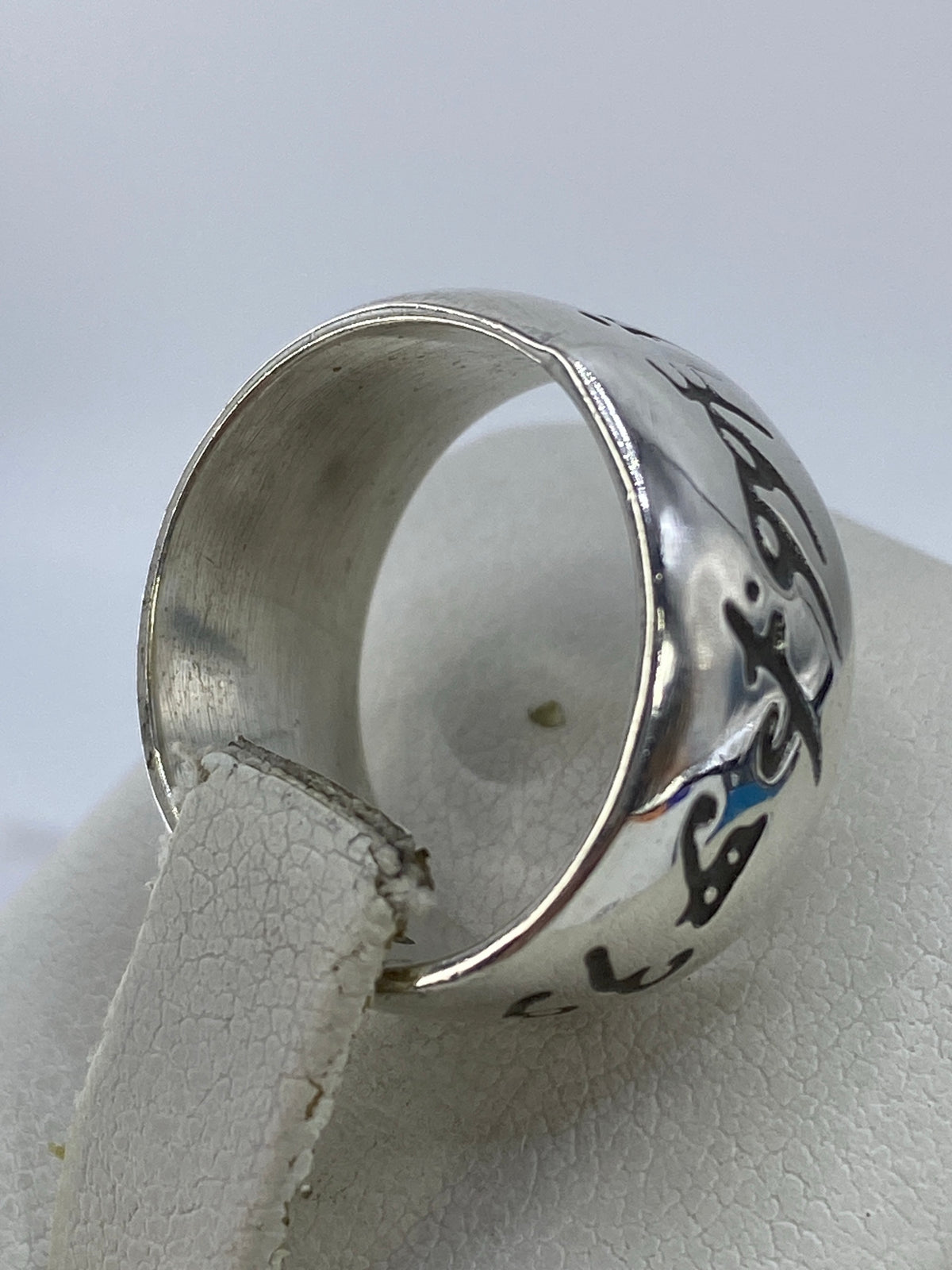 Detalle lateral del anillo macizo en plata con Quinto 925