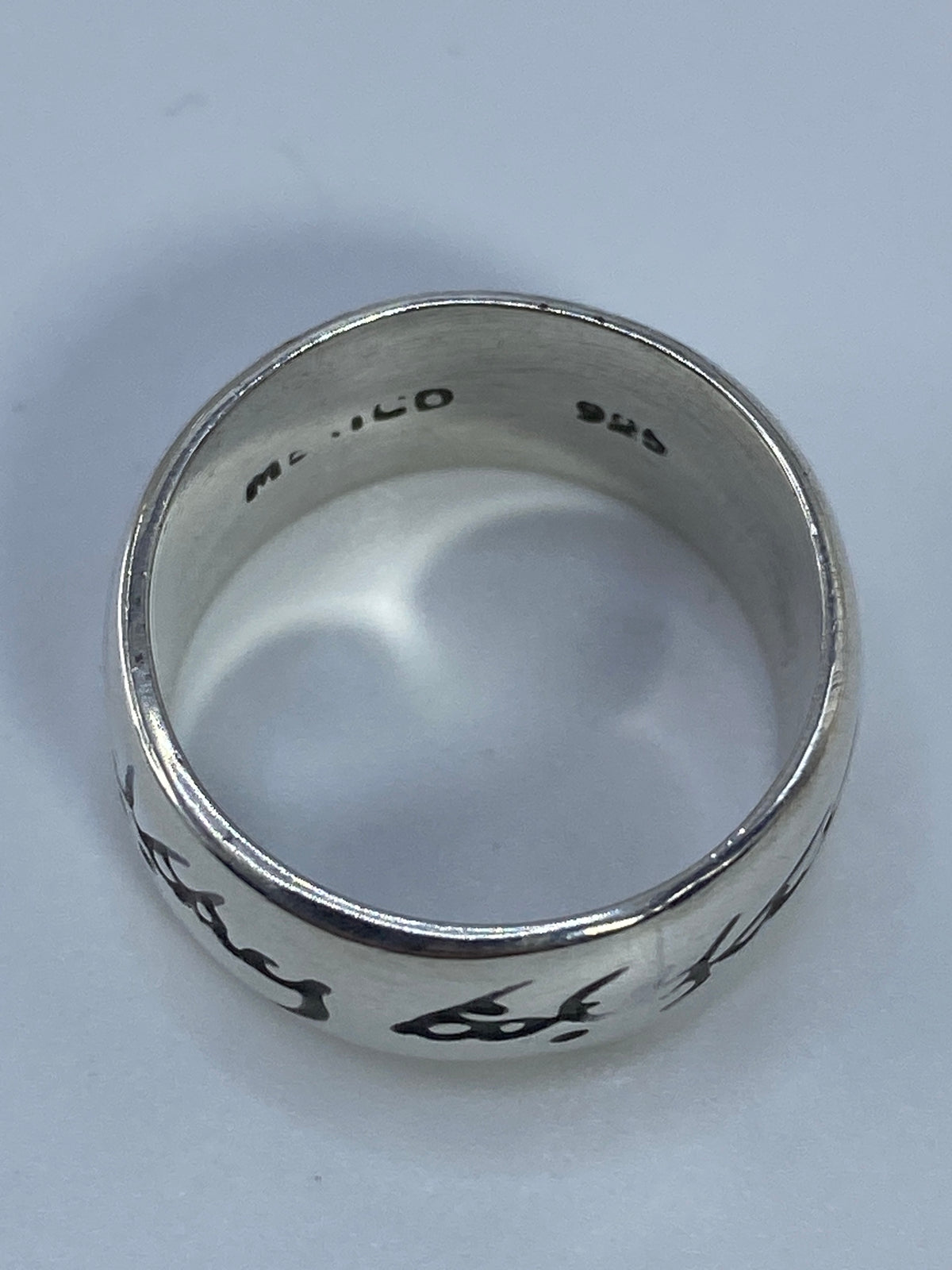 Anillo sobre fondo blanco destacando el peso y la solidez de la pieza