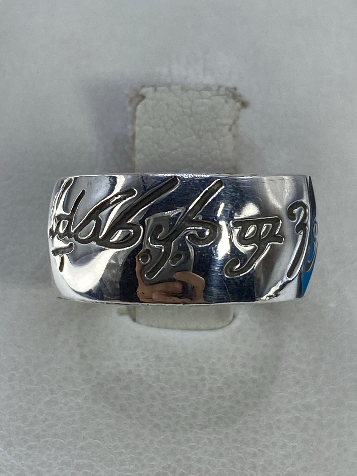 Anillo de plata 925 grabado artesanal, vista superior mostrando el relieve de todo el ancho de la banda