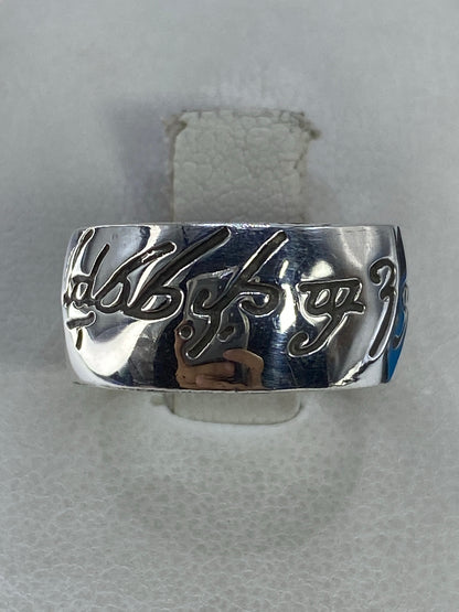 Anillo de plata 925 grabado artesanal, vista superior mostrando el relieve de todo el ancho de la banda