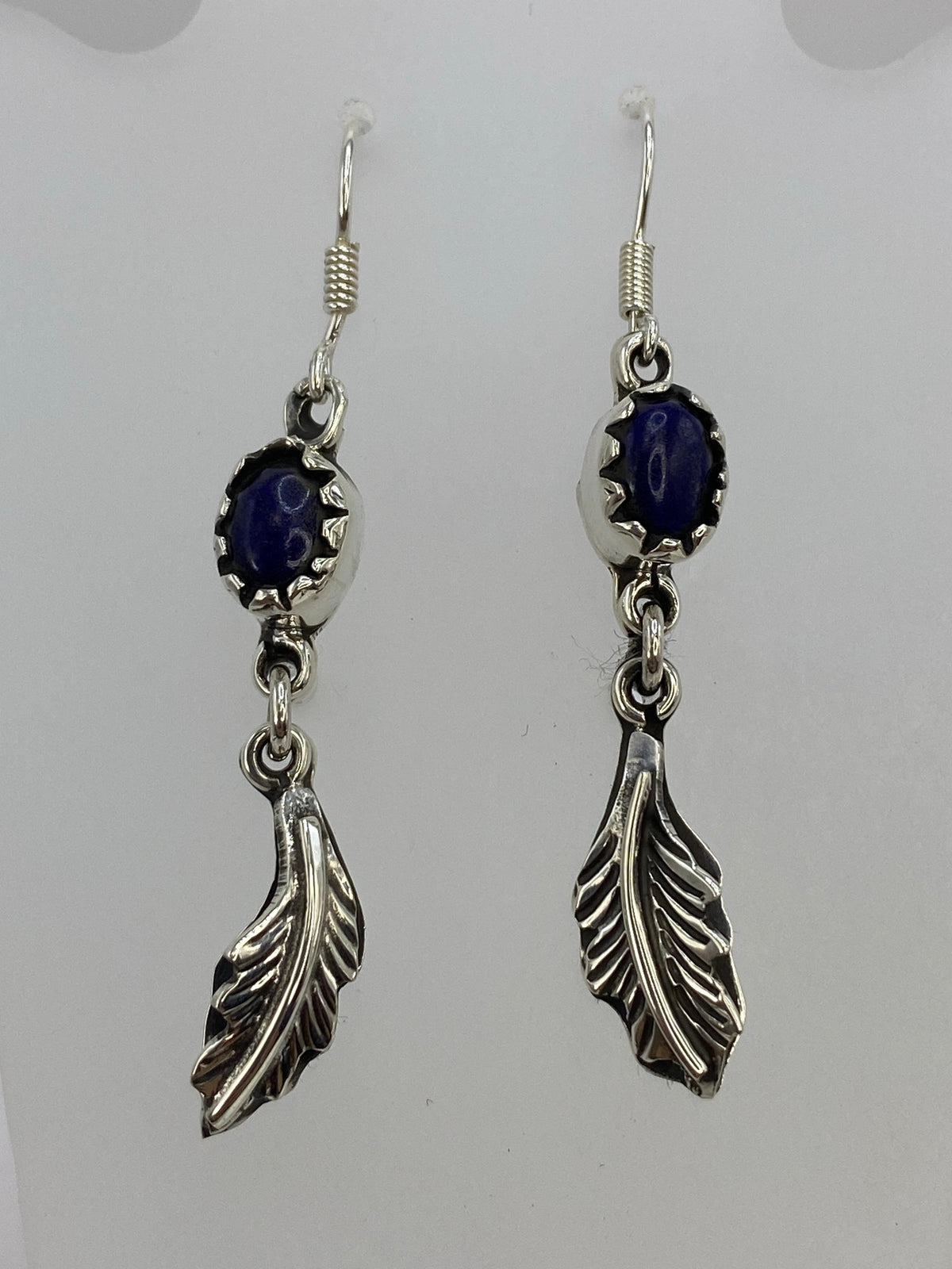 Par de aretes de plata con lapislázuli azul profundo, largos y elegantes