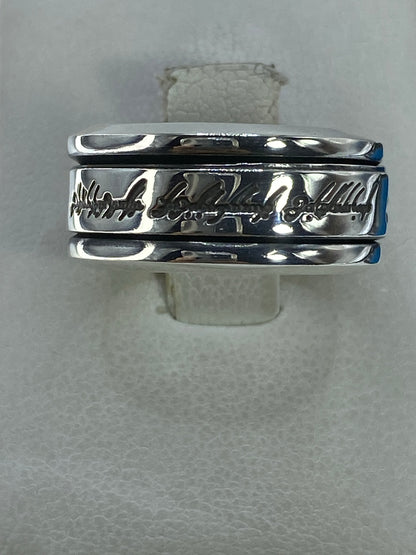 Anillo de plata 925 pulido en banda lisa sobre mostrador blanco, vista frontal