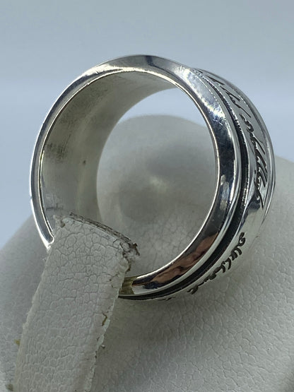 Anillo de plata en la mano, demostrando el brillo y acabado pulido
