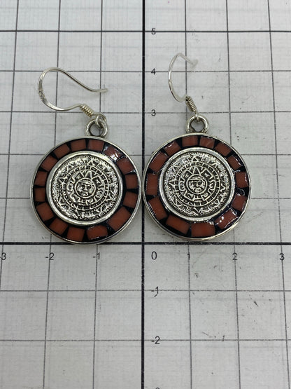 Aretes sobre fondo blanco con marca de autenticidad MEXICO 925 en la parte posterior