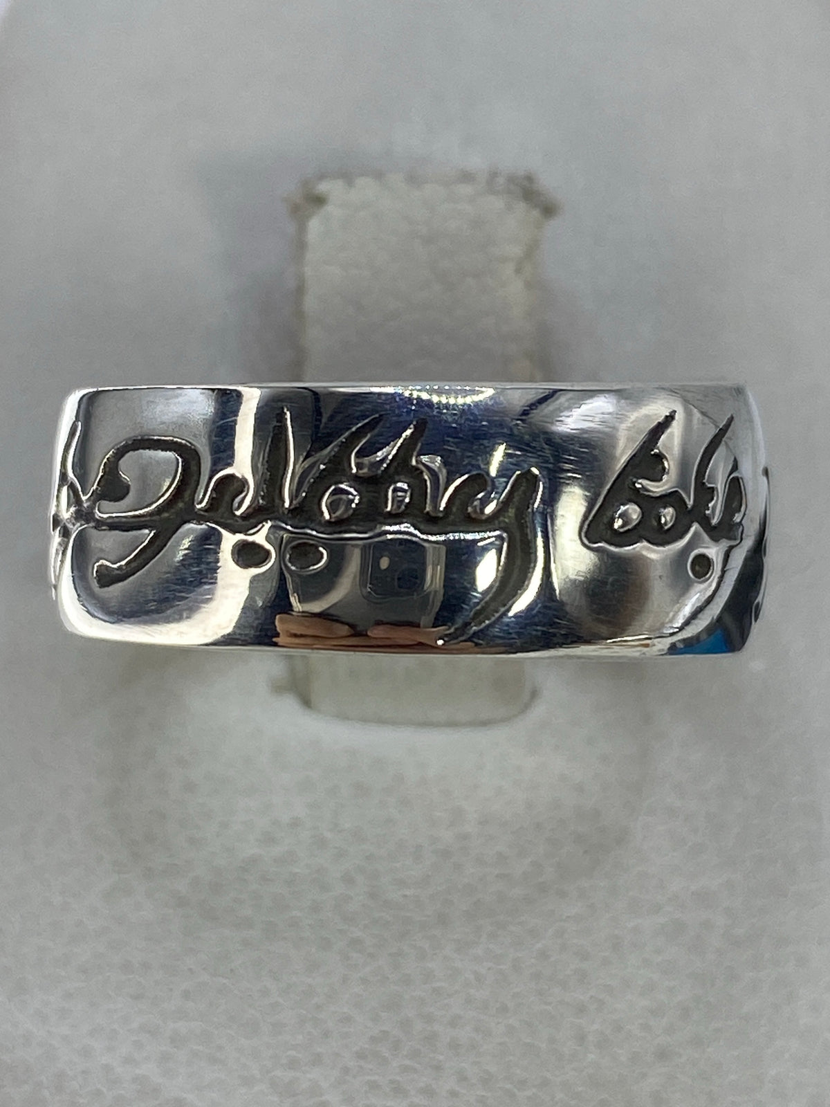 Anillo sello de plata 925 con símbolos grabados en relieve, vista frontal