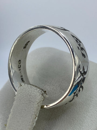 Anillo sello en la mano mostrando peso y presencia de la pieza