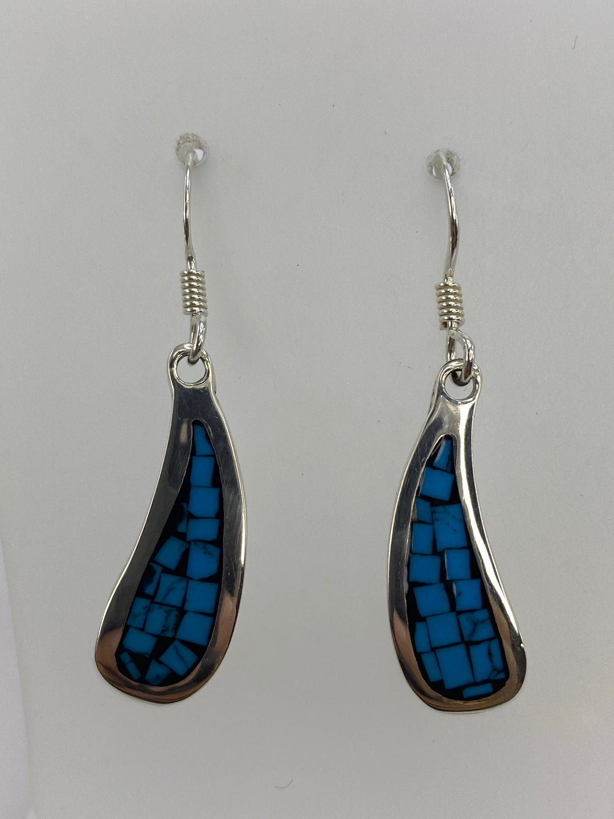 Aretes de turquesa azul en plata 950 sobre regla de medidas mostrando 4 cm de largo