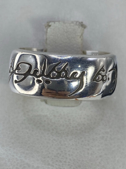 Anillo de plata 925 con grabado caligráfico, visto desde arriba sobre fondo blanco