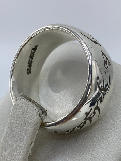 Anillo en el dedo, luciendo el acabado espejo pulido y el grabado