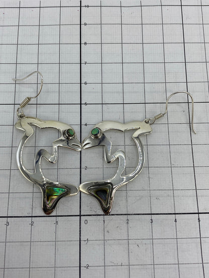 Aretes sobre fondo blanco mostrando el Quinto 925 en la base, par completo de 8.72 g