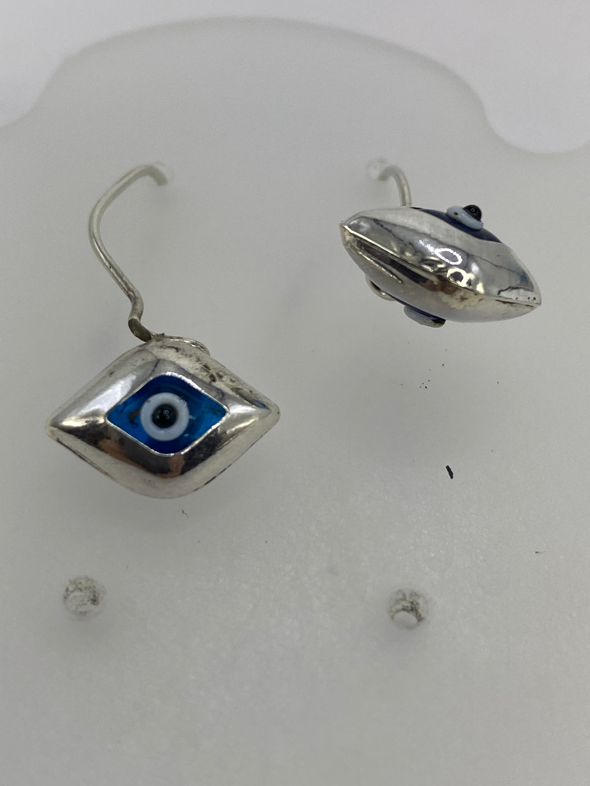 Arete ojo turco azul mostrando el detalle del engaste y el azul profundo