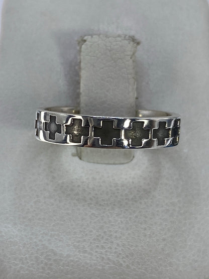 Anillo de plata con cruces geométricas entrelazadas en vista frontal
